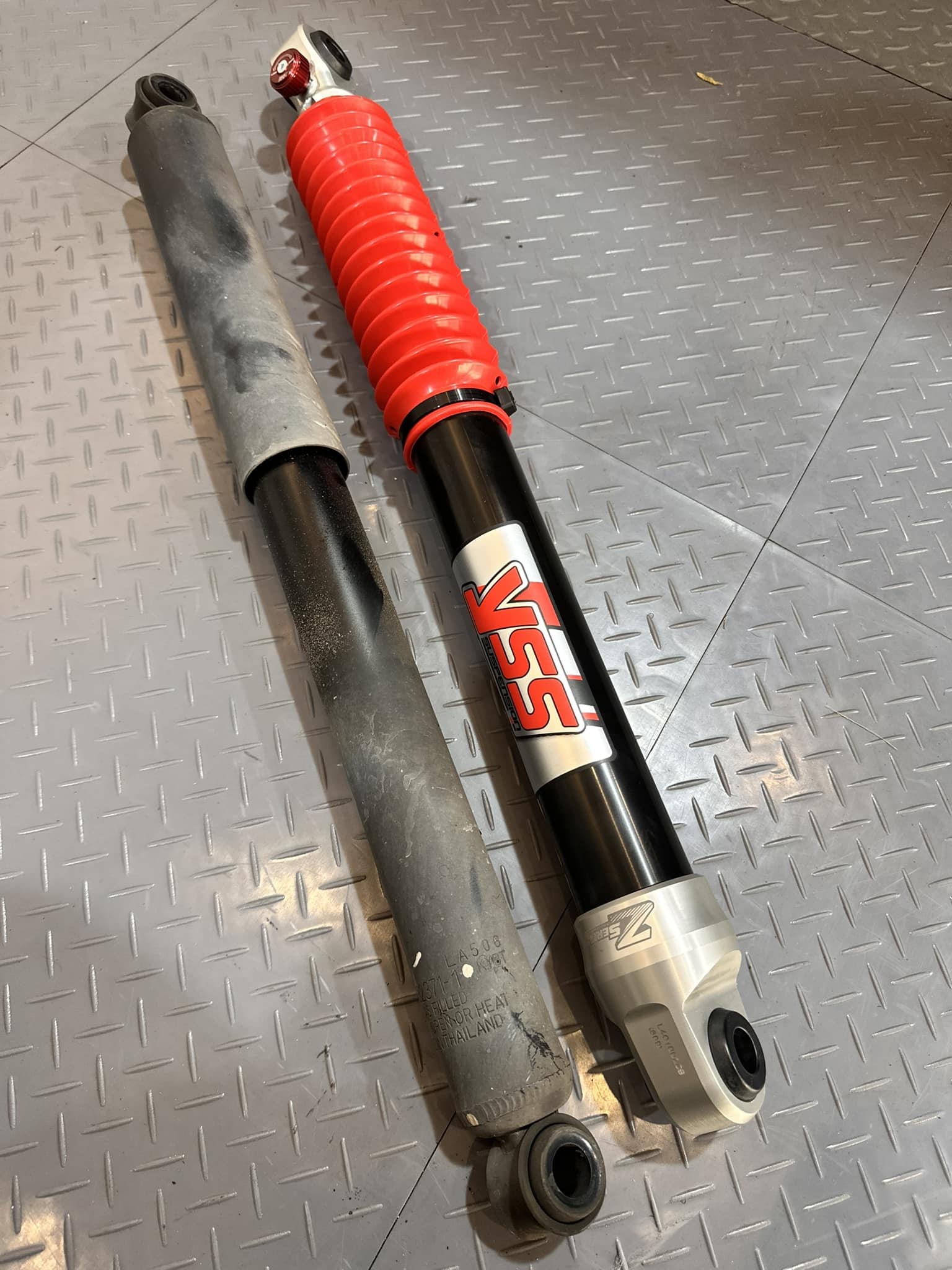 Phuộc cũ zin theo xe và phuộc mới của YSS